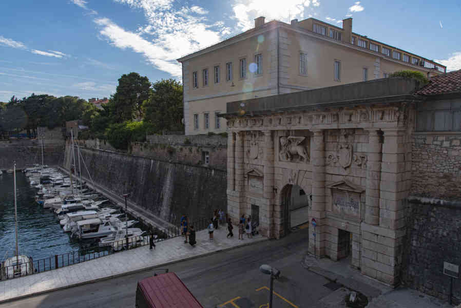 Croacia - Zadar 64 - Puerta Terraferma.jpg